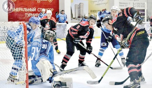 Ледовые побоища: в Крыму стартовал сезон Ночной хоккейной лиги среди любителей 40+ и 50+