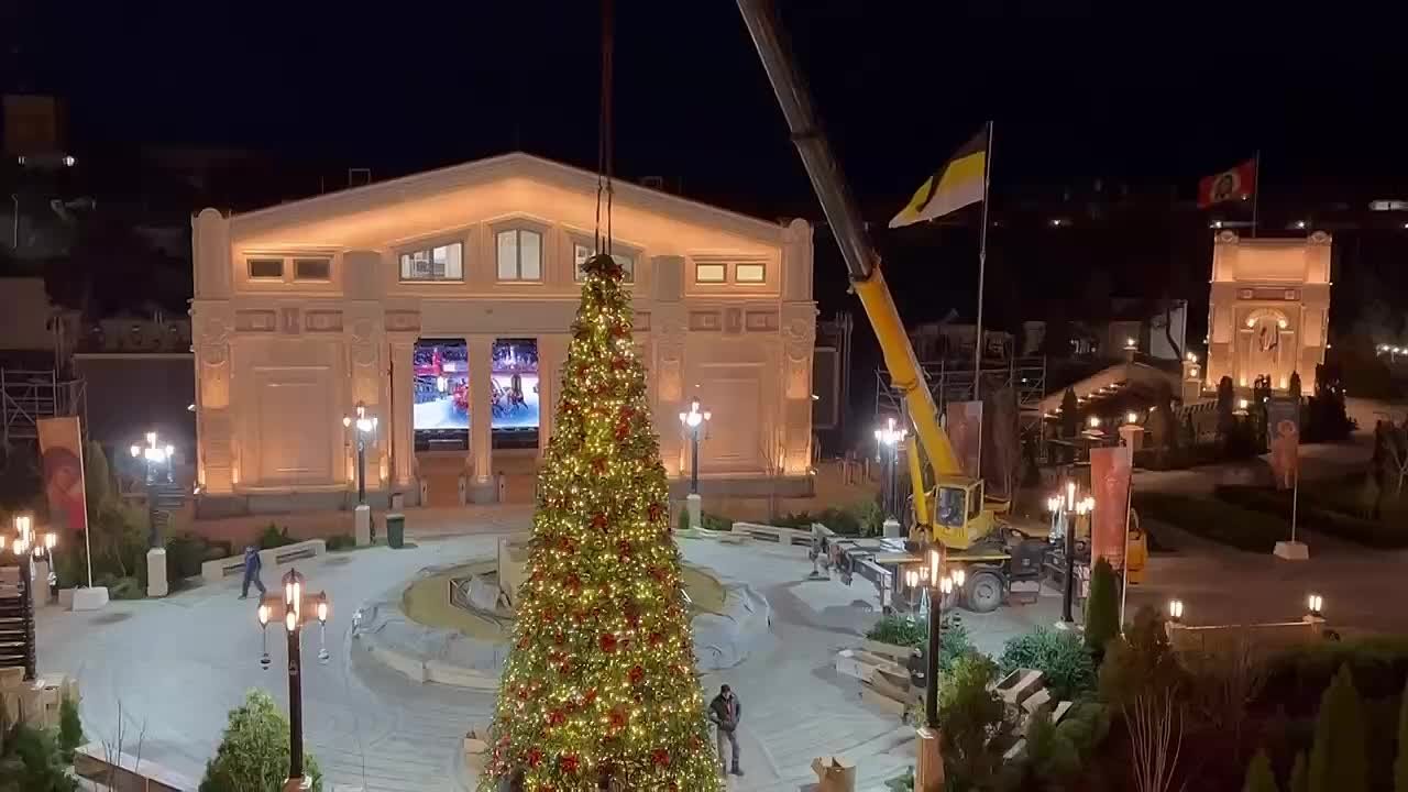 В Новом Херсонесе устанавливают елку высотой 14 метров