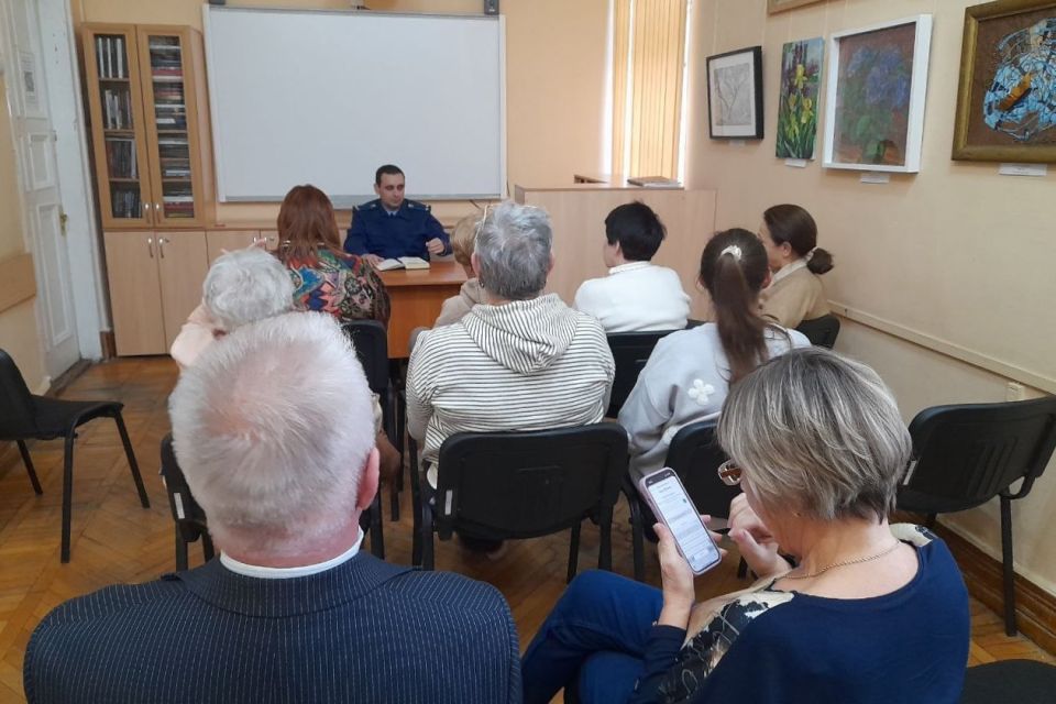 В консультационном пункте на базе Центральной городской библиотеки им. Л.Н. Толстого состоялся ежемесячный правовой час, организованный прокуратурой города Севастополя