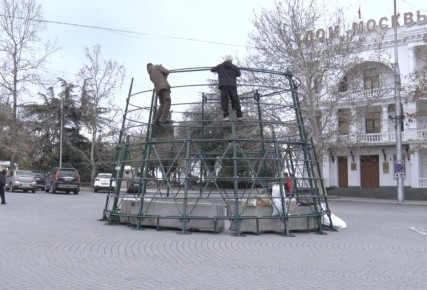 Новую 18-метровую ёлку устанавливают на площади Нахимова