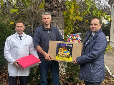 РАБОТА В ОКРУГЕ. Александр Кулагин передал подарки для маленьких пациентов