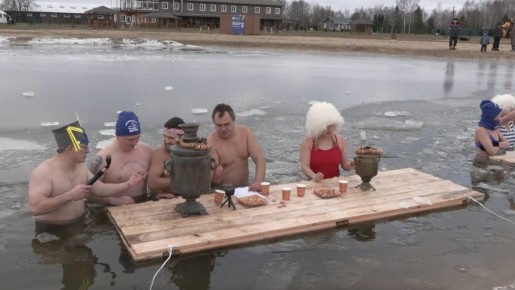 «Лужа для француза, а для нас здравница»: фестиваль моржевания провели в Калужской области