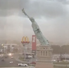 Сильный ветер обрушил Статую Свободы в Бразилии