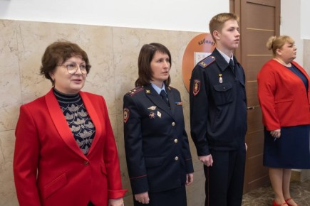 Заместитель начальника Управления МВД России по г.Севастополю полковник полиции Жанна Данилина приняла участие в церемонии вручения первых паспортов и удостоверений кадетам органов внутренних дел