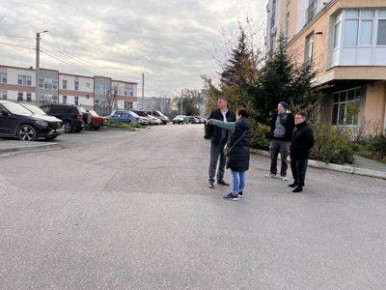 РАБОТА В ОКРУГЕ. Алексей Ярусов обсудил вопрос безопасного движения около школы № 54