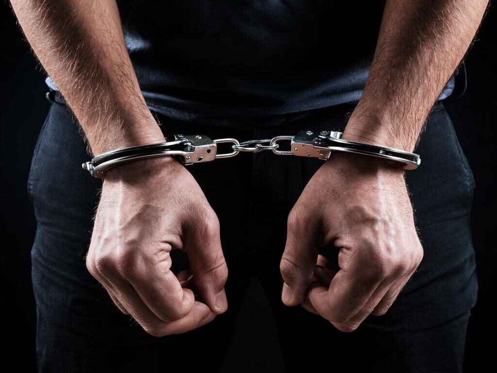 Керчанин напал на 14-летнюю школьницу и угрожал острым брелком