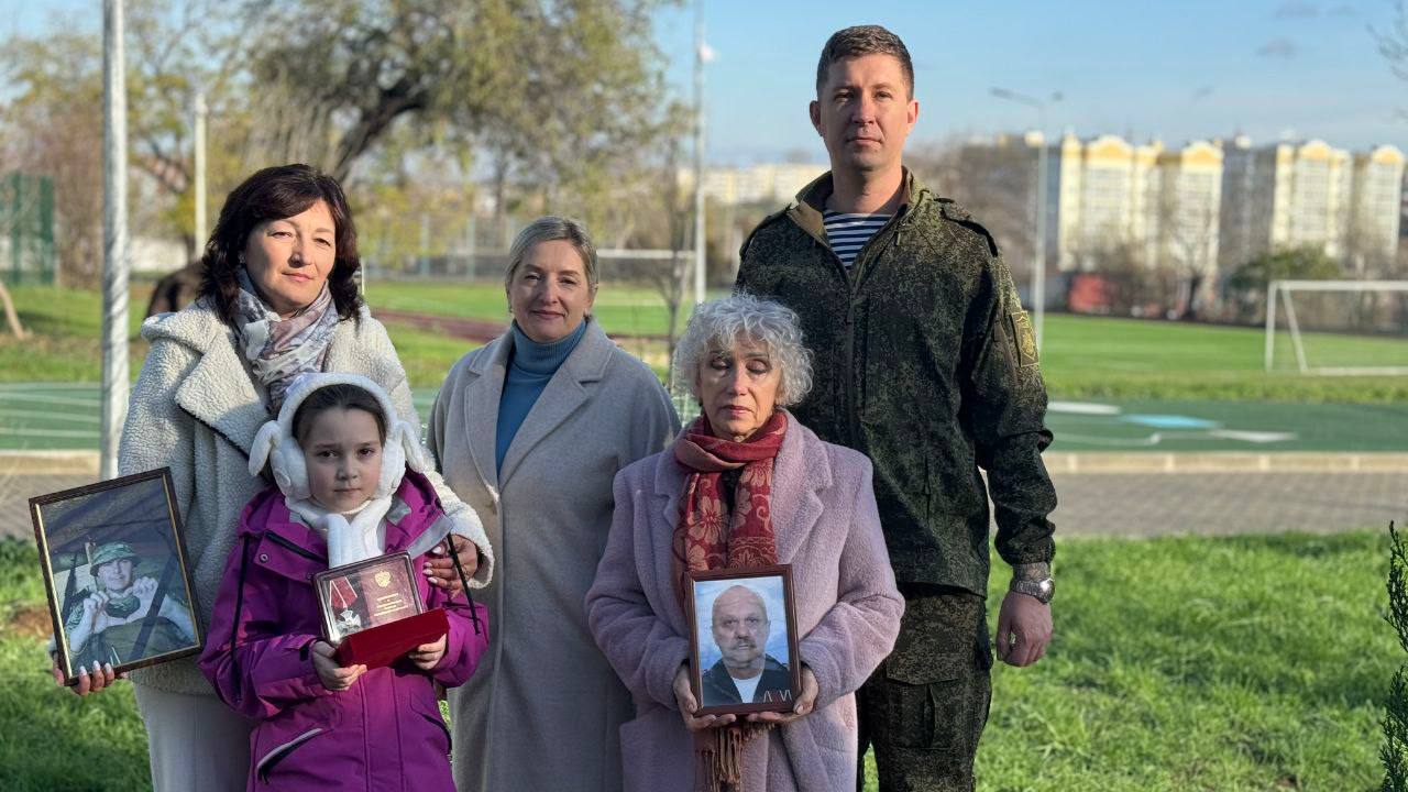 Живой памятник: в школе №41 отрыли «Аллею Памяти» в честь героев-земляков