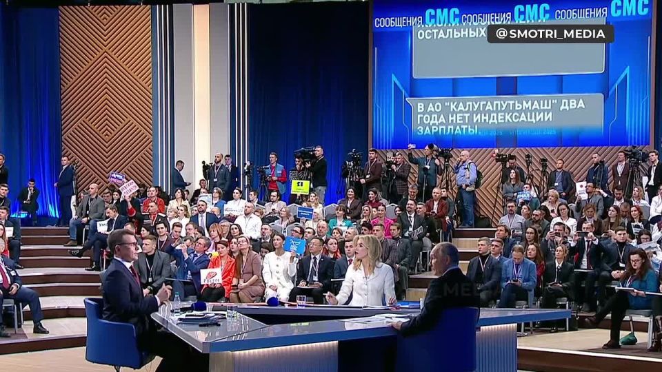 Путин читает вопрос на экране: