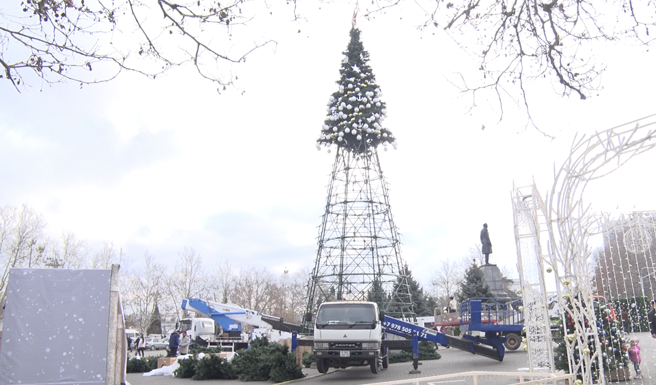 На площади Нахимова в Севастополе устанавливают новую новогоднюю ёлку