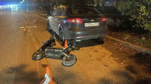 В Севастополе самокатчик без прав влетел в припаркованную иномарку