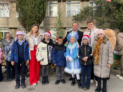 ZaМИР. Александр Брыжак принял участие в школьной благотворительной ярмарке