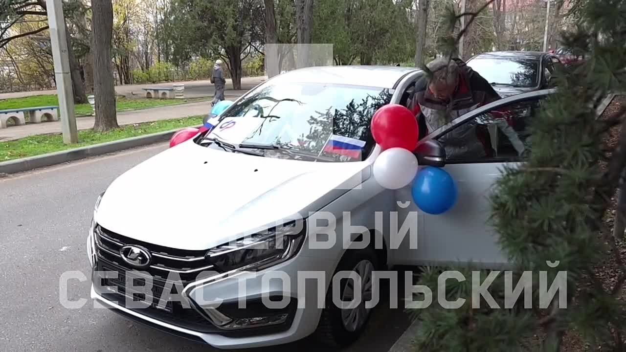 Отделение Соцфонда России по Севастополю вручило новые автомобили двум жителям, пострадавшим на производстве
