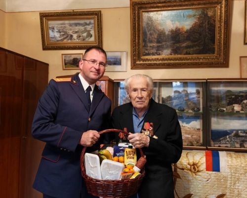 Офицеры СК России из Крыма поздравили ветерана Великой Отечественной войны Георгия Рубиновского с днем рождения