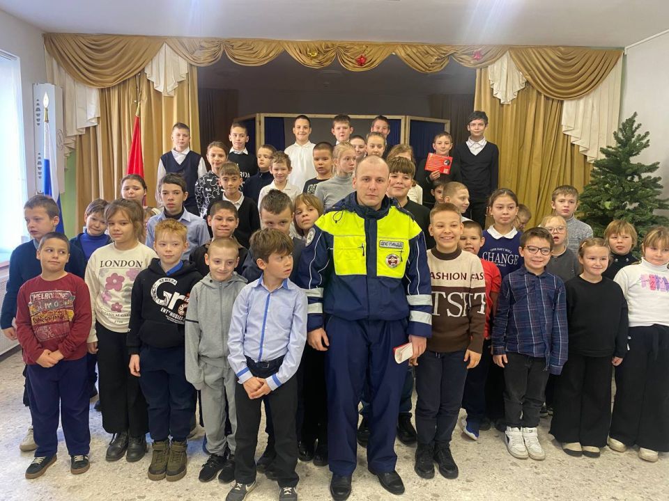 В преддверии новогодних праздников и зимних каникул Госавтоинспекторы Севастополя провели профилактические беседы в школах Севастополя