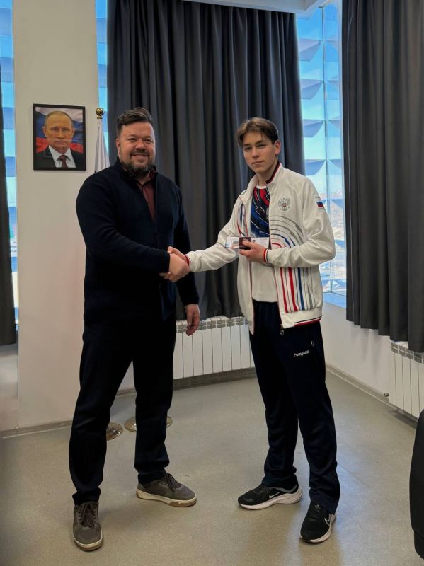Сергей Резниченко: Вручил удостоверение и знак мастера спорта России международного класса по практической стрельбе Владиславу Бебневу