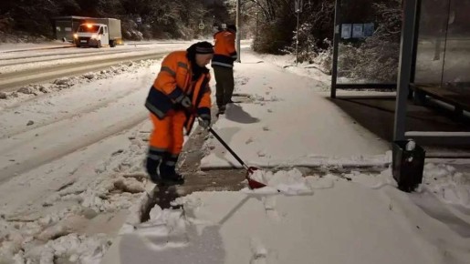 В Севастополе продолжают борьбу со снегом