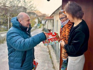 Владимир Немцев вручил новогодние подарки севастопольским детям
