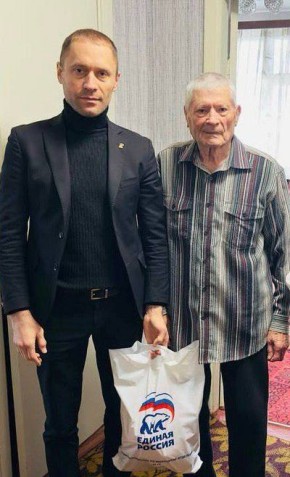 Константин Пирогов поздравил с наступающими праздниками ветерана ВОВ