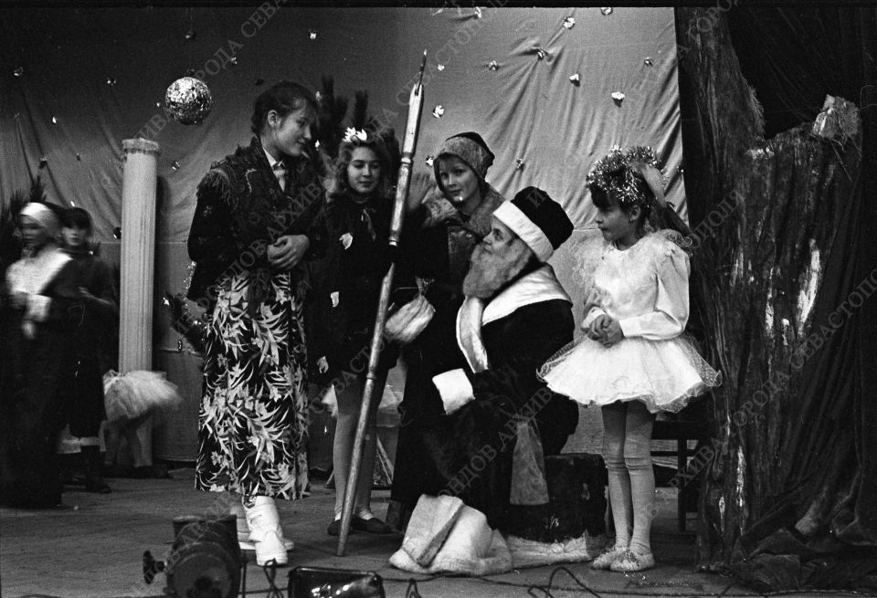 Сцена из детской оперы «Двенадцать месяцев», декабрь 1995 года