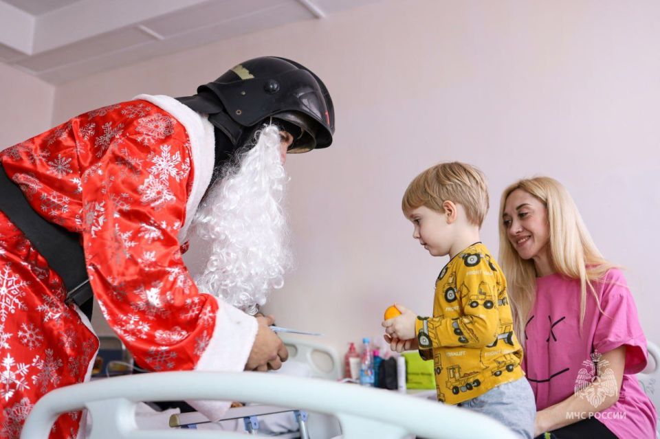 Пожарные МЧС Севастополя устроили новогодний сюрприз для детей в городской больнице