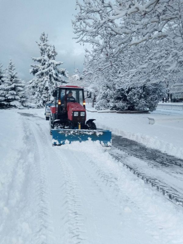 Более 600 человек "разребают" последствия ночного снегопада в Севастополе