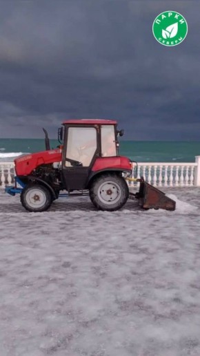 Для безопасных прогулок: в Севастополе продолжают убирать снег и наледь