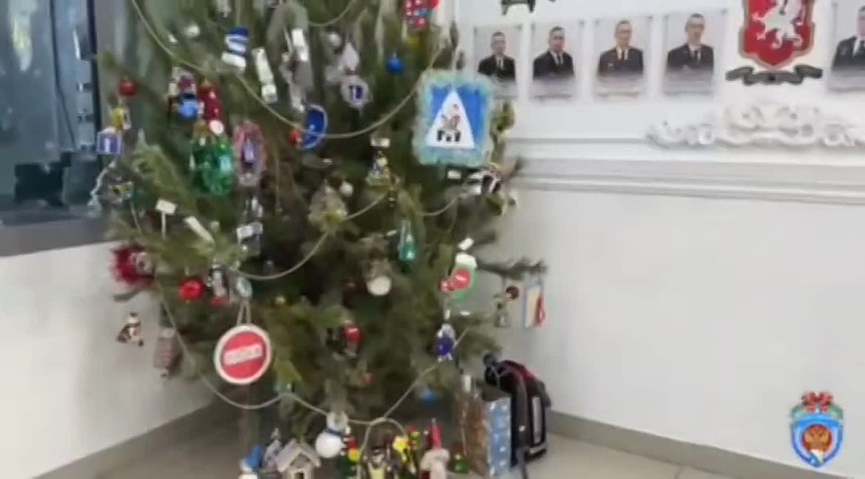 Начальник управления Госавтоинспекции Севастополя Юрий Бондарчук исполнил заветную мечту шестилетнего Владислава Дворяшина