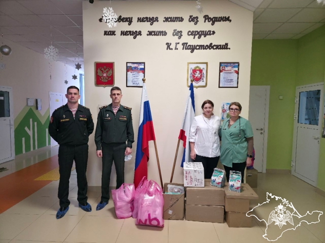 Офицеры Росгвардии поздравили детей с новогодними праздниками