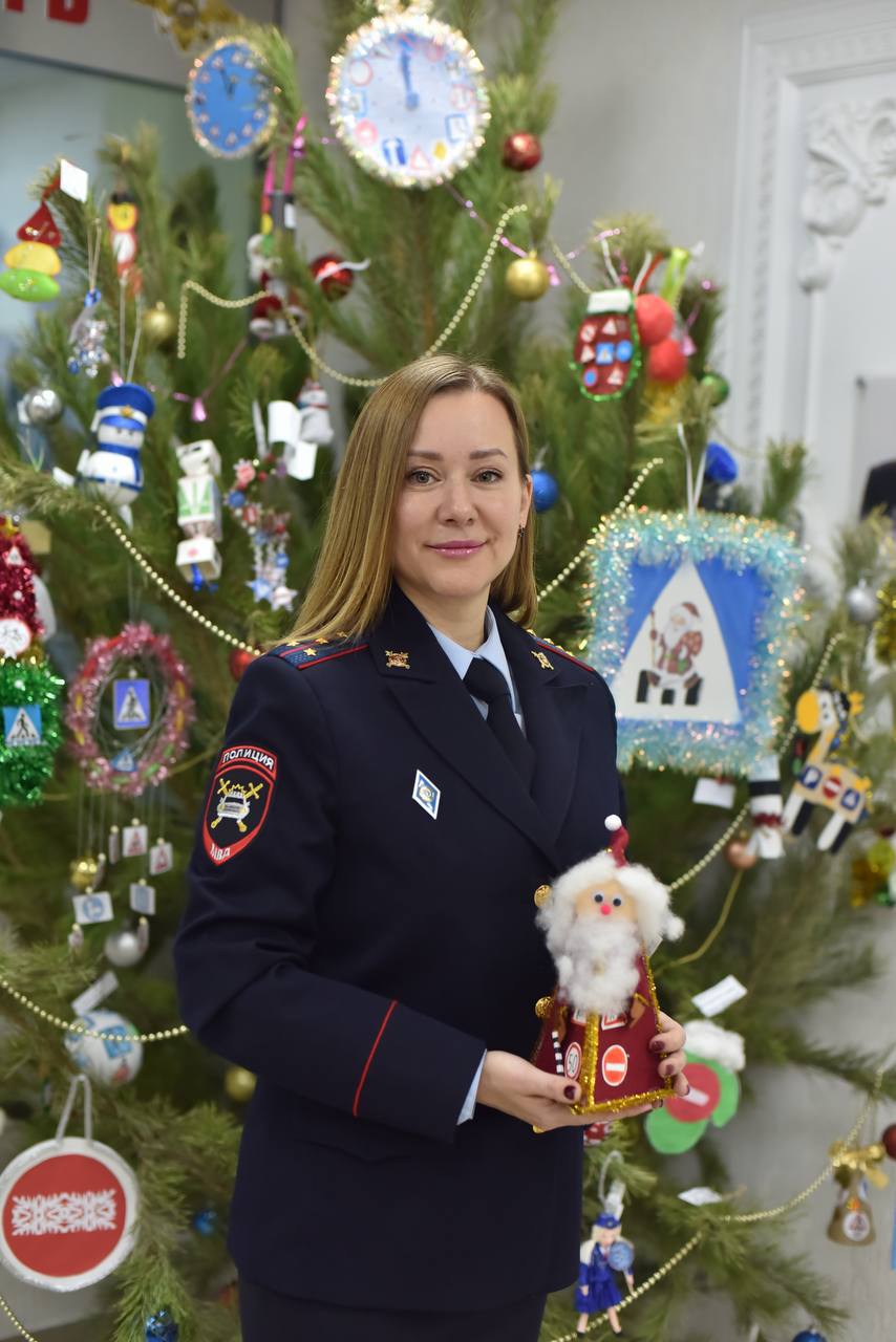 #Хорошихвыходных и безопасных дорог всем желает сотрудник Управления Госавтоинспекции УМВД России по г.Севастополю капитан полиции Татьяна Яковлева