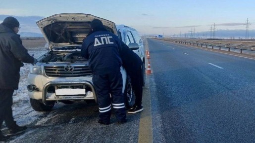 Феодосийские полицейские предотвратили возгорание автомобиля на трассе