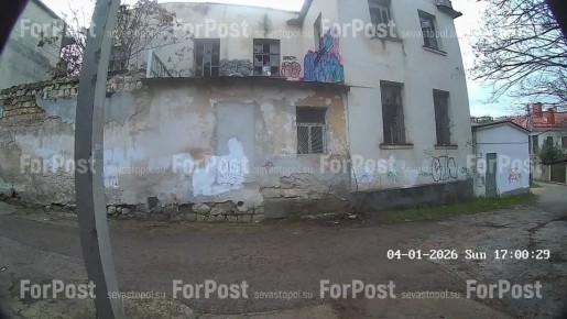 Сегодня около 17:00 частично обрушилась бывшая швейная фабрика на ул. Генерала Петрова, 18, где планируется постройка дома