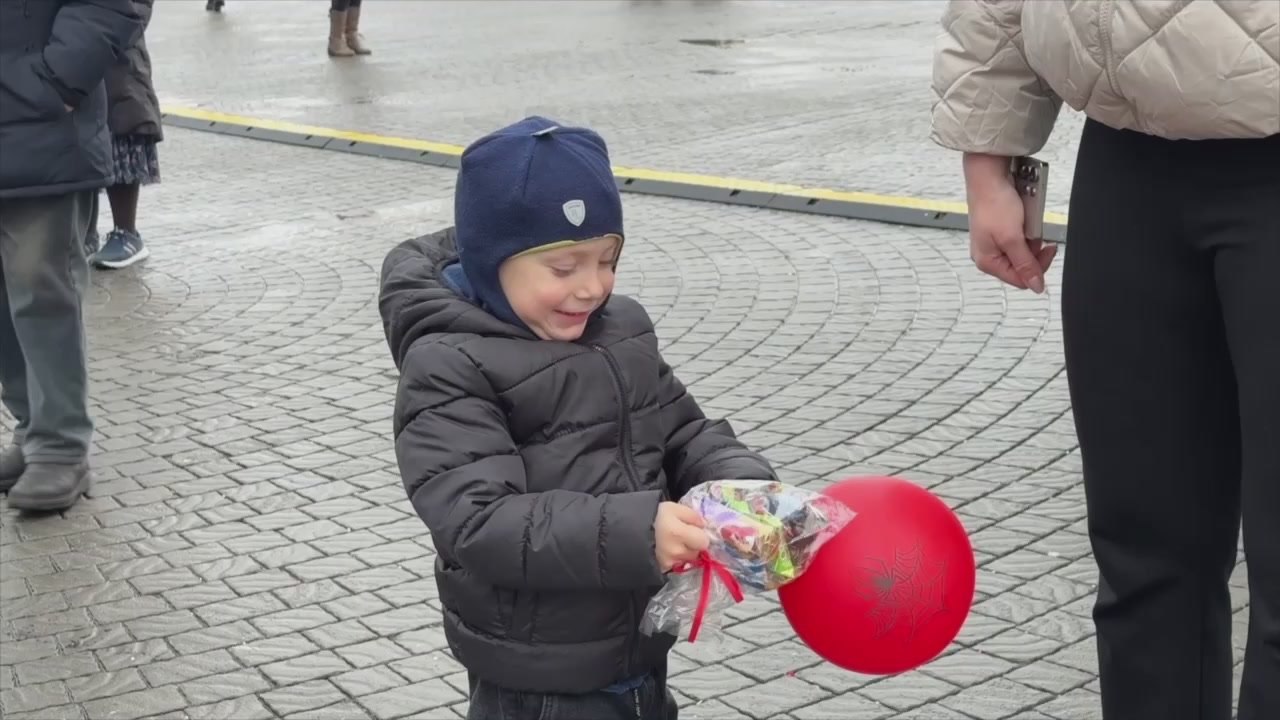 Полицейские Дед Мороз и Снегурочка устроили для севастопольских детей новогоднюю викторину на площади Нахимова