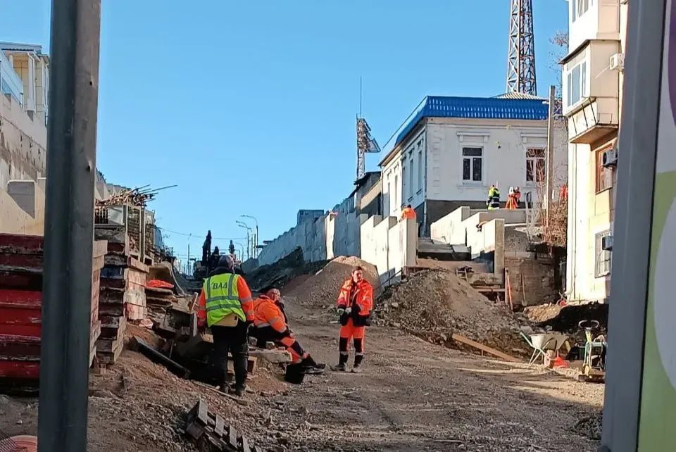 Ремонт подпорных стен на улице Адмирала Октябрьского может продлиться дольше намеченного: в допсоглашениях по контракту максимальные сроки перенесли до 20 января 2027 года