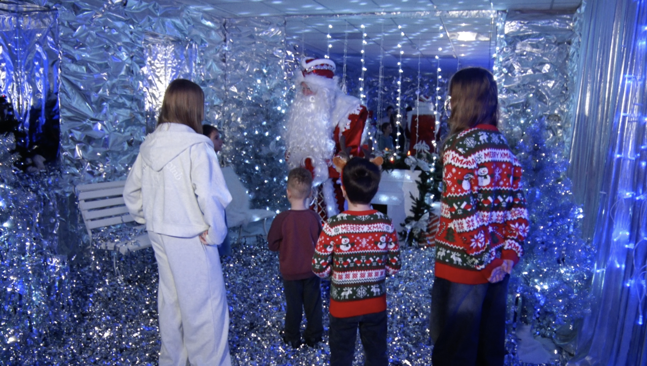 Дети бойцов спецоперации побывали в доме деда Мороза
