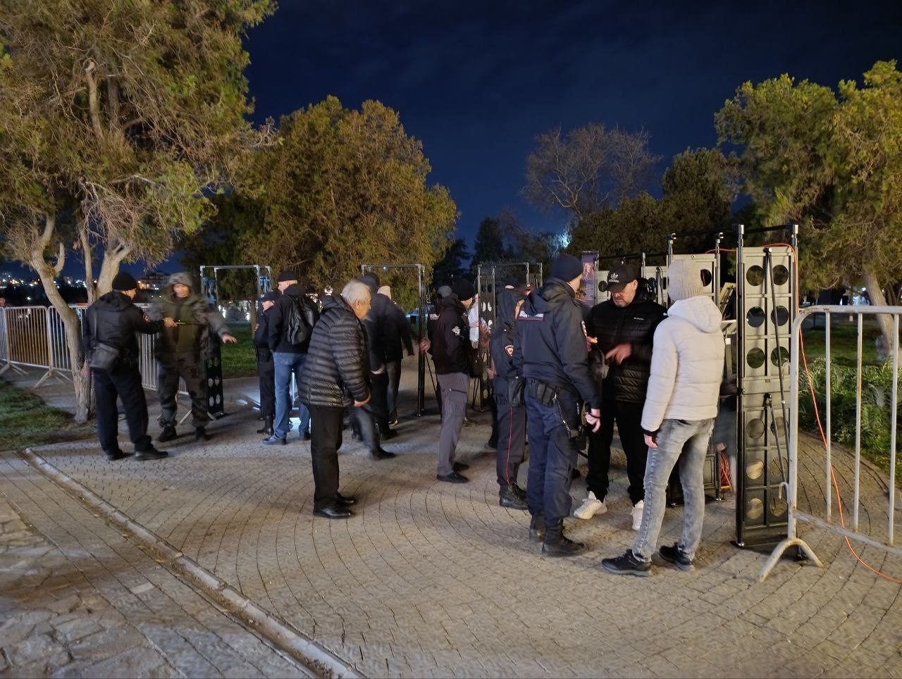 Казаки и добровольные народные дружинники обеспечили безопасность во время рождественских богослужений