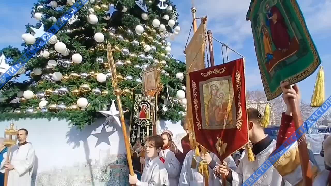 В эти минуты на площади Нахимова служат праздничный молебен