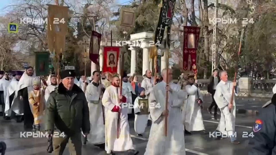 Десятки верующих севастопольцев приняли участие в крестном ходе