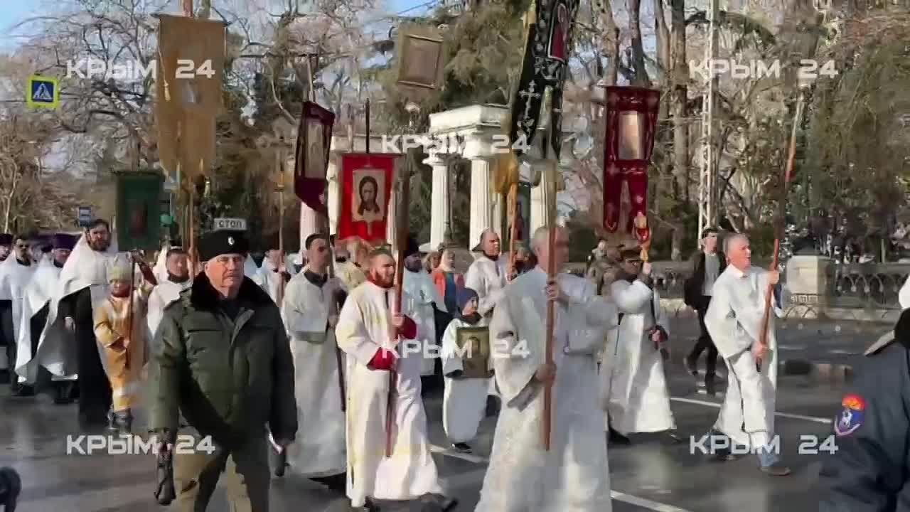 Десятки верующих севастопольцев приняли участие в крестном ходе