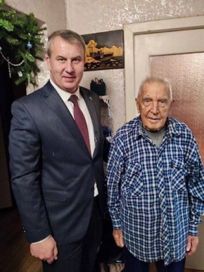 Андрей Коситченков передал новогодние подарки ветеранам ВОВ