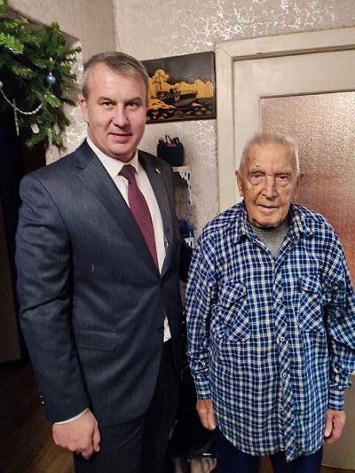 Андрей Коситченков передал новогодние подарки ветеранам ВОВ