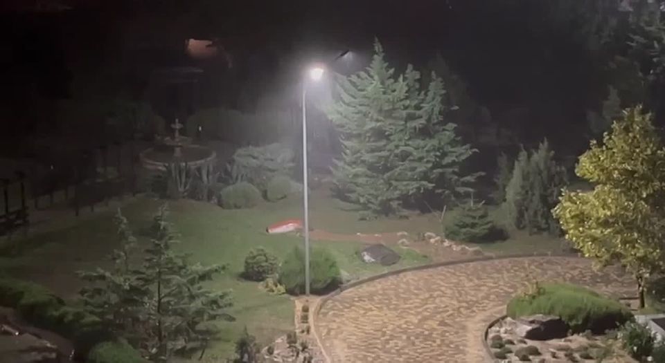 Горсвет: Внимание!. В связи с надвигающейся непогодой на территории города, а также порывами сильного ветра, имеется риск возникновения аварийных ситуаций, вызванных падением деревьев и веток, в том числе на линии...