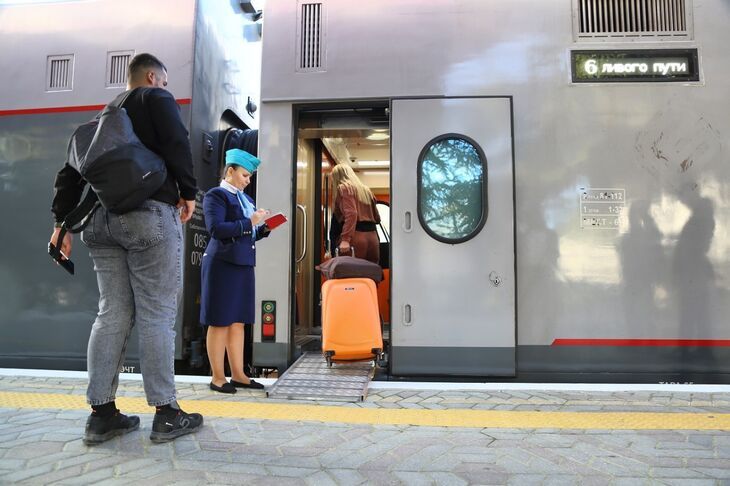 Поезда "Таврия" задерживаются второй день