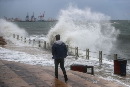 Из-за мощного шторма у берегов Стамбула тонут лодки