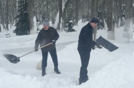 Лукашенко с сыном и шпицем вышли на уборку снега