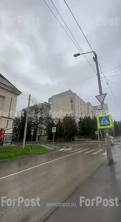 После обрушения на Генерала Петрова, 18 ставят забор с навесом