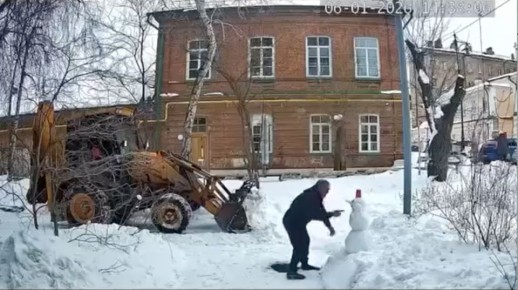 В Оренбурге уборщик снега спас снеговика