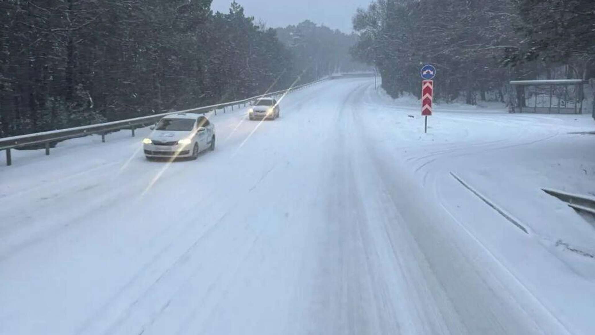 Южный берег Крыма засыпало снегом - ситуация на дорогах