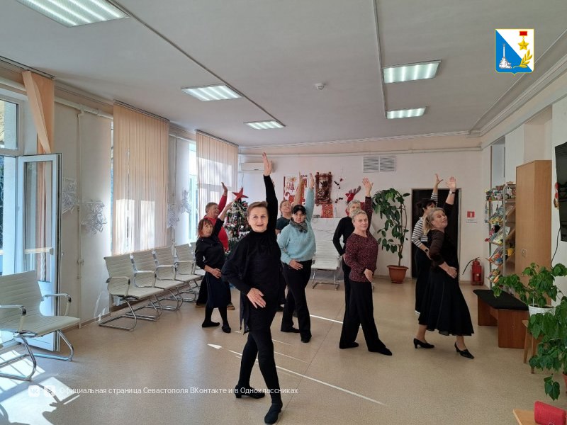 Танго вместо фитнеса: в Севастополе подопечные соццентра осваивают бальные танцы