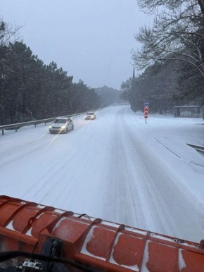 Трассу Ялта — Севастополь расчищают от снега – Крымавтодор