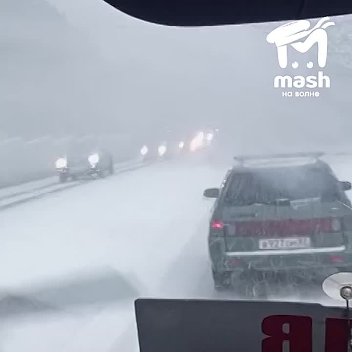 Ну согласитесь, что после Нового года снег уже не особо нужен? А он снова тут: ЮБК, трассу Севастополь — Ялта и Ангарский перевал опять заметает